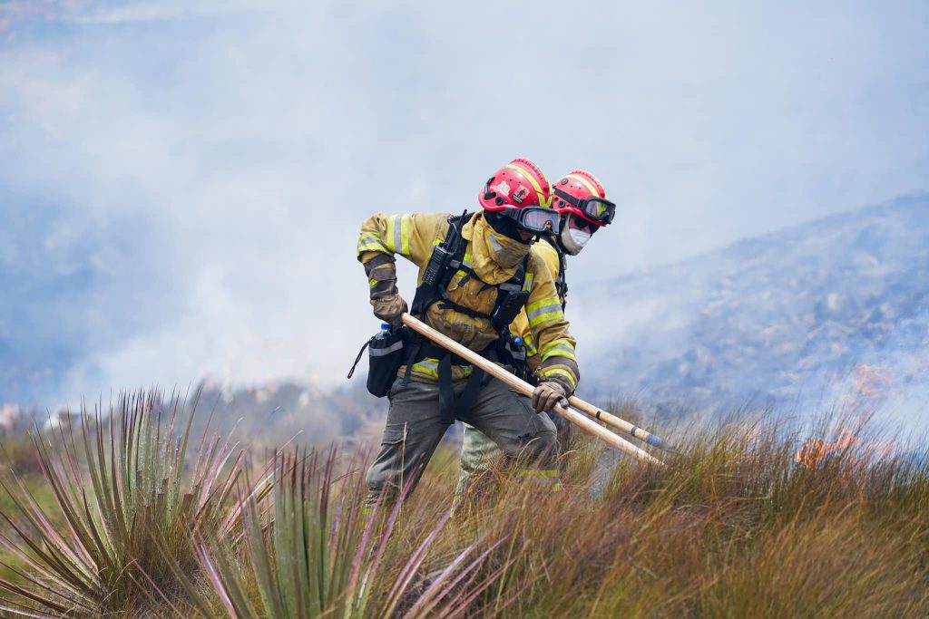 Bomberos de Cuenca trabajando en la zona de montaña de Cancán, en el Parque Nacional El Cajas, durante un incendio reciente.