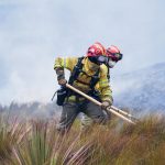 Bomberos de Cuenca trabajando en la zona de montaña de Cancán, en el Parque Nacional El Cajas, durante un incendio reciente.
