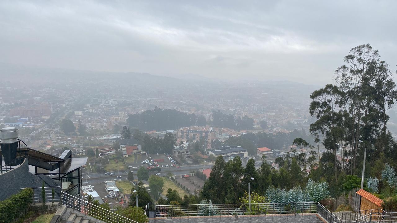 Desde la parroquia Turi se puede observar la leve lluvia que cae en Cuenca este jueves 19 de septiembre de 2024.