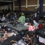 Migrantes descansan este miércoles, en Puebla (México). Un grupo de migrantes de Centroamérica y Suramérica que atraviesan por Puebla, en el centro de México, piden al próximo Gobierno de Claudia Sheinbaum que tenga más sensibilidad con ellos, por lo que solo piden cruzar el territorio mexicano para alcanzar el sueño americano. EFE/