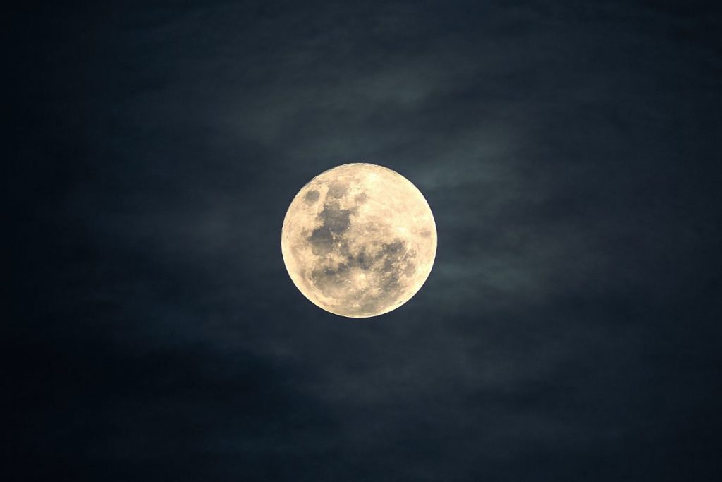 Unas pequeñas cuentas de vidrio extraídas de muestras traídas a la Tierra por la misión china Chang’e-5 han servido para determinar que en la Luna hubo erupciones volcánicas hasta hace 120 millones de años