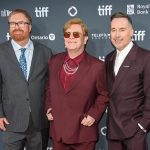 Elton John, "Mi tumba no quiero que diga que he vendido un millón de discos. Quiero que diga que fue un gran padre y un gran esposo", declaró el cantante británico, de 77 años. EFE