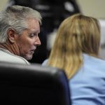 El joven Colt Gray, de 14 años, y su padre, Colin Gray, de 54 años, fueron acusados este viernes en un tribunal de Georgia por el tiroteo ocurrido el pasado miércoles en una escuela secundaria de Winder, en Georgia