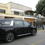 Un coche fúnebre espera a las afueras de la casa del fallecido expresidente de Perú Alberto Fujimori, este jueves, en Lima (Perú). El Gobierno peruano decretó un duelo nacional, que se prolongará por tres días, debido a la muerte del expresidente Alberto Fujimori, fallecido el miércoles a los 86 años. EFE