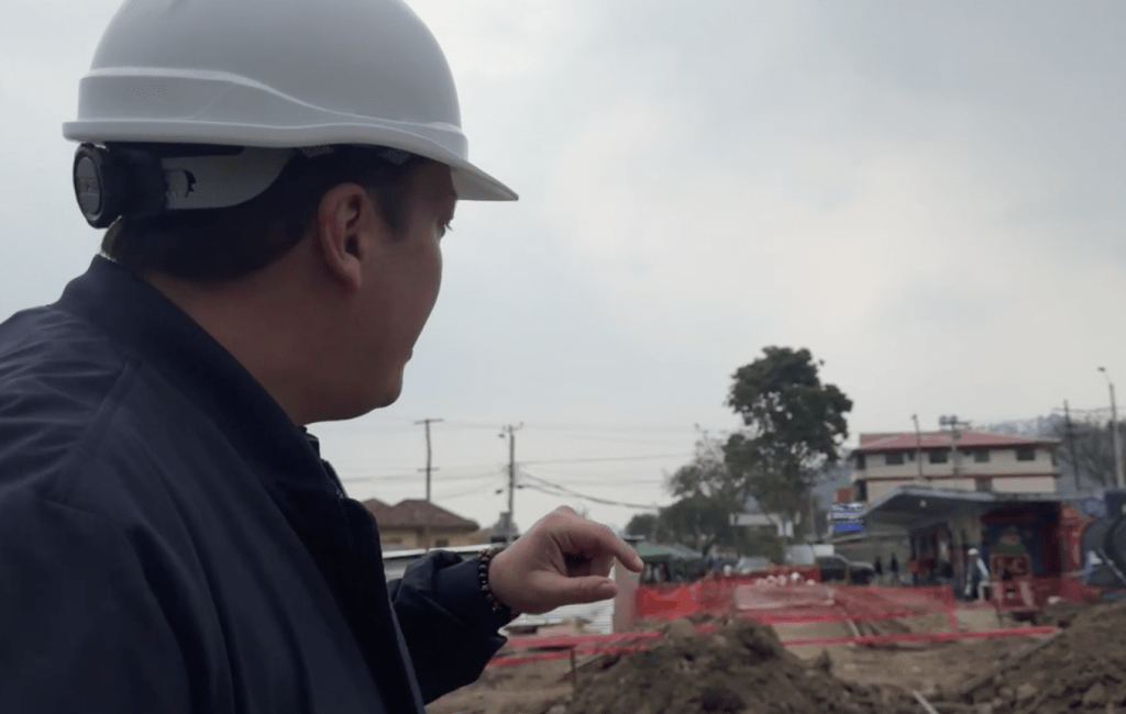 El alcalde Cristian Zamora mostró una de las cámaras que estaría conectada a su despacho para vigilar las obras. /Cortesía