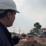 El alcalde Cristian Zamora mostró una de las cámaras que estaría conectada a su despacho para vigilar las obras. /Cortesía