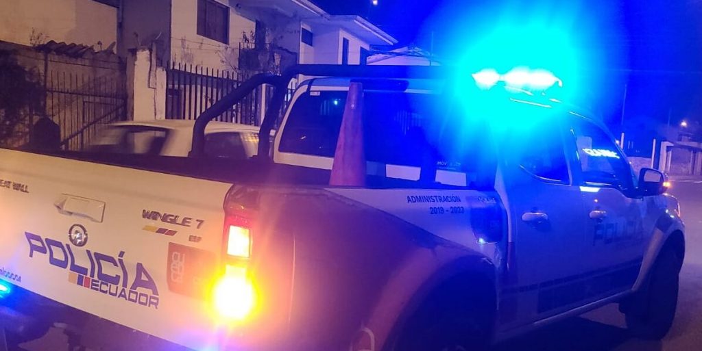 La Policía Nacional acudió al sitio del asalto, en el sector La Gloria, en Cuenca.