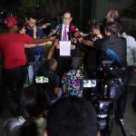 El abogado del opositor de la Plataforma Unitaria Democrática (PUD) Edmundo González Urrutia, José Vicente Haro (c), sostiene un documento frente a periodistas a su salida del Ministerio Público (Fiscalía) este miércoles, en Caracas (Venezuela). Haro entregó a la Fiscalía un documento para que se respete "la presunción de inocencia" y las "garantías procesales" que "no estuvieron presentes" en las tres citaciones que emitió la institución como parte de una investigación contra el antichavista. EFE