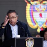 El presidente colombiano, Gustavo Petro, habla durante una concentración de seguidores este jueves en la Plaza Bolívar de Bogotá (Colombia). Petro, propuso rebajar la edad de jubilación, ya que "la vida no es solo trabajar, trabajar y trabajar", e invitó a que esta propuesta sea una discusión mundial frente al debate que abordan la mayor parte de las sociedades respecto a aumentar la edad para pensionarse. EFE