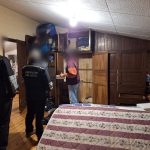 Los dos procesados fueron detenidos durante el allanamiento al un presunto centro de rehabilitación.