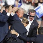 Las elecciones estadounidenses del 5 de noviembre suman ya dos intentos de asesinato contra el candidato republicano Donald Trump y denuncias frecuentes de ciberataques iraníes. Acumulan un nivel de violencia inédito, que abre el interrogante sobre su impacto en las urnas. EFE