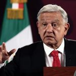 López Obrador ligó con una "campaña" en su contra la violencia del narcotráfico en Sinaloa, estado del noroeste del país que acumula más de una treintena de asesinatos por una pugna que desató la captura del capo Ismael 'El Mayo' Zambada. EFE