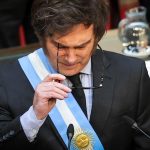 Milei anticipó durante la presentación del Presupuesto de su Ejecutivo para 2025, que vetará "todos los proyectos que atenten contra el déficit fiscal", tras vetar una ley de reforma jubilatoria y anunciar que haría lo mismo con la ley de financiación universitaria. EFE