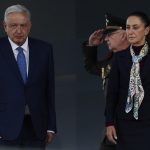 La presidenta electa de México, Claudia Sheinbaum (d), y el presidente de México, Andrés Manuel López Obrador, participan en un acto protocolario este martes, en la Ciudad de México (México). La polémica reforma para elegir por voto popular al Poder Judicial que planteó López Obrador (2018-2024), avanzó un paso clave este miércoles tras aprobarse en el Senado de la República, una vez superó el trámite en la Cámara de Diputados la pasada semana. EFE