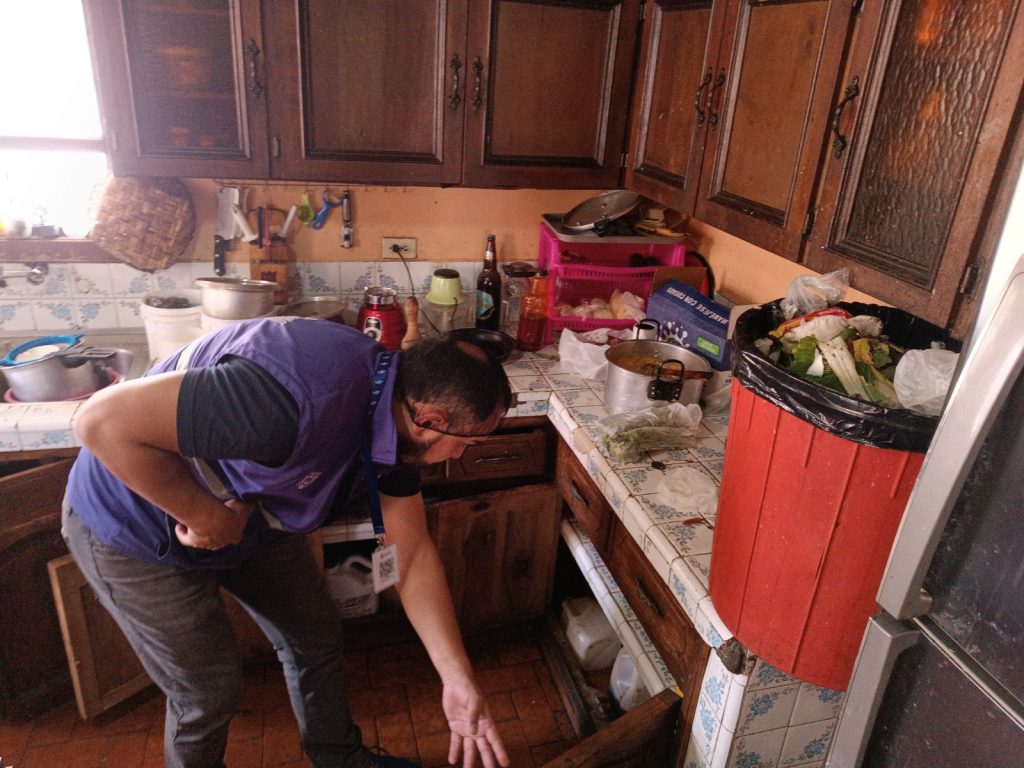 Insalubridad y desorden se halló en tres locales clausurados por el Arcsa en la avenida Ordóñez Lasso en Cuenca.