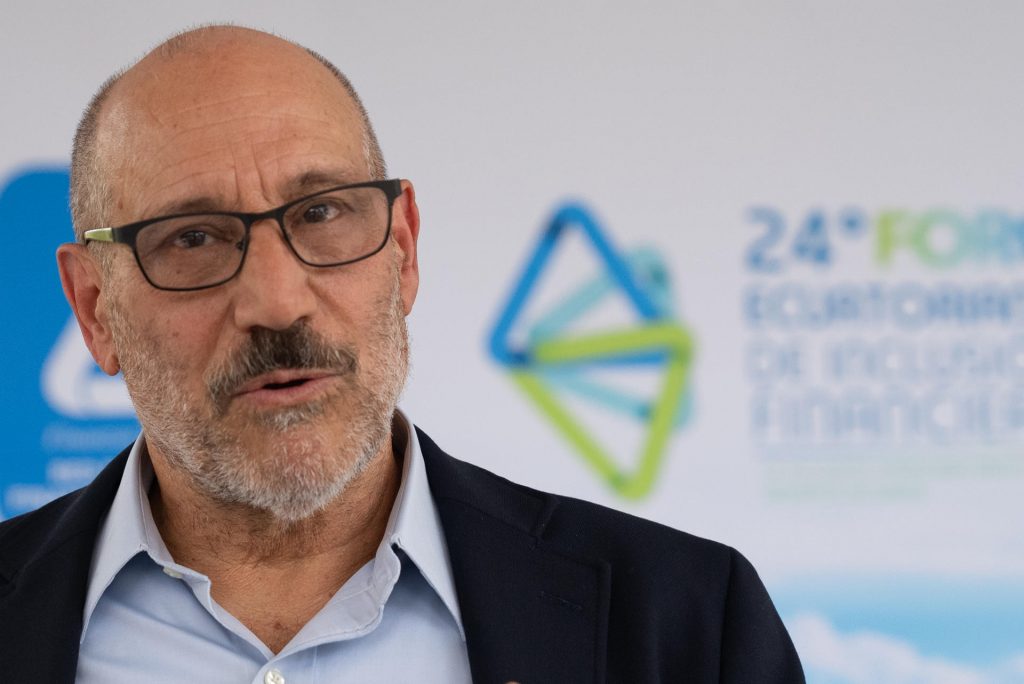 El presidente de la firma IBI Consultants, el estadounidense Douglas Farah, habla en una entrevista con EFE este jueves, en la isla Galápagos (Ecuador). La expansión de grupos criminales y la presencia de gobiernos que no están "bajo estado de derecho, como Venezuela y Nicaragua", tienen a América Latina en un "momento crítico" por la inseguridad, aseveró este jueves en Ecuador Douglas Farah. EFE