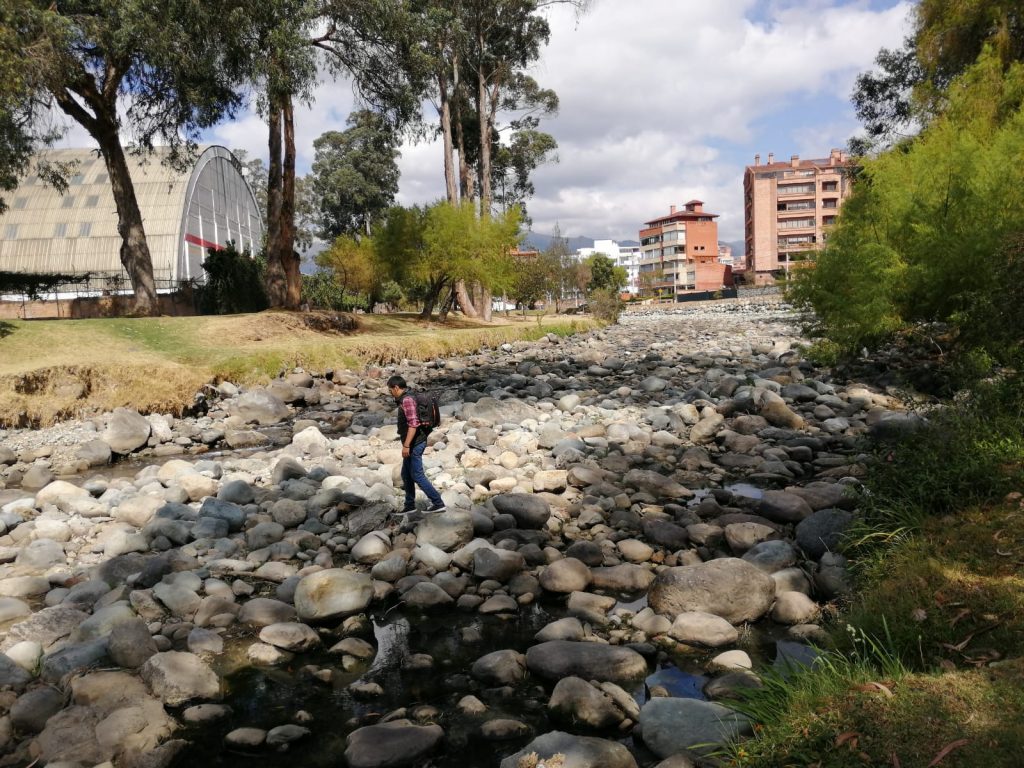 Imagen del río Tomebamba, que este miércoles 18 de septiembre de 2024 está en estado de estiaje. Esto provocaría cortes de agua potable. /XCA
