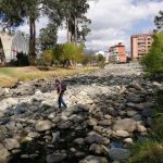 Imagen del río Tomebamba, que este miércoles 18 de septiembre de 2024 está en estado de estiaje. Esto provocaría cortes de agua potable. /XCA