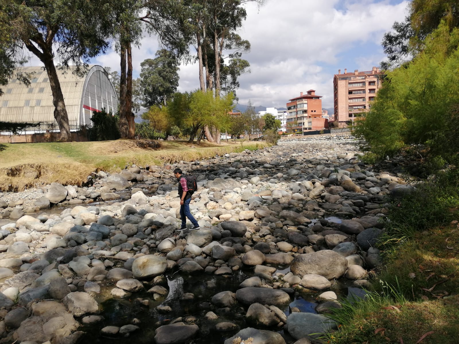 Imagen del río Tomebamba, que este miércoles 18 de septiembre de 2024 está en estado de estiaje. Esto provocaría cortes de agua potable. /XCA