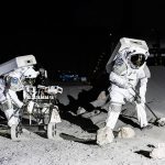 La Agencia Espacial Europea (ESA) junto con el Centro Aeroespacial Alemán (DLR) inauguraron este miércoles en la ciudad alemana de Colonia la nueva "Luna en la Tierra" europea, la instalación lunar análoga LUNA para preparar futuras misiones a este satélite y llamada a desempeñar un papel fundamental en la configuración del futuro de la exploración lunar. La instalación, operada conjuntamente por ESA y DLR y situada junto al Centro Europeo de Astronautas de la ESA, recrea la superficie lunar y servirá para preparar a astronautas, científicos, ingenieros y expertos en misiones para vivir y trabajar en la Luna. El director general de la ESA, Josef Aschbacher, calificó la inauguración de LUNA de "hito importante" que "sitúa a Europa en la vanguardia de la exploración lunar y más allá", al tiempo que fomenta la colaboración internacional en la investigación espacial. EFE