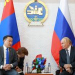 Vladímir Putin, llegó este a Mongolia para una visita oficial, desafiando la orden de arresto que emitió en su contra la Corte Penal Internacional.