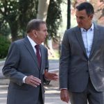 El presidente del Gobierno, Pedro Sánchez, conversa con el opositor venezolano Edmundo González (i) en el Palacio de La Moncloa, en Madrid, este jueves. EFE