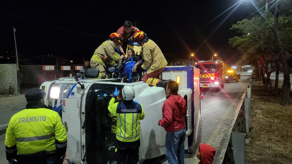 Rescataron a una mujer que quedó atrapada en la cabina de un camión. IVM