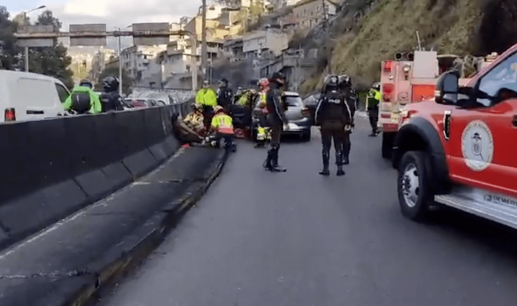 Personal policial toma procedimiento de los hechos registrados en El Trébol, Quito.
