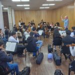 El director David Handel, durante un ensayo con la Orquesta Sinfónica de Cuenca.