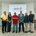 La empresa Veris S.A. extendió este reconocimiento al comunicador y al equipo de trabajo detrás del programa televisivo Alerta Roja, por su arduo trabajo periodístico. Principalmente, ellos recibirán un paquete de servicio médico dentro del Veris Urgencias Ambulatorias.
