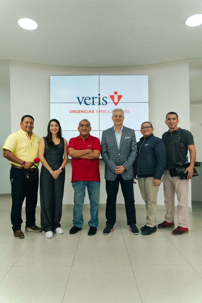 La empresa Veris S.A. extendió este reconocimiento al comunicador y al equipo de trabajo detrás del programa televisivo Alerta Roja, por su arduo trabajo periodístico. Principalmente, ellos recibirán un paquete de servicio médico dentro del Veris Urgencias Ambulatorias.