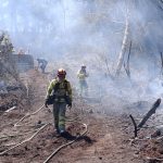 Personal del Cuerpo de Bomberos de distintos cantones trabajan para apagar un nuevo incendio forestal entre Nabón y Girón.