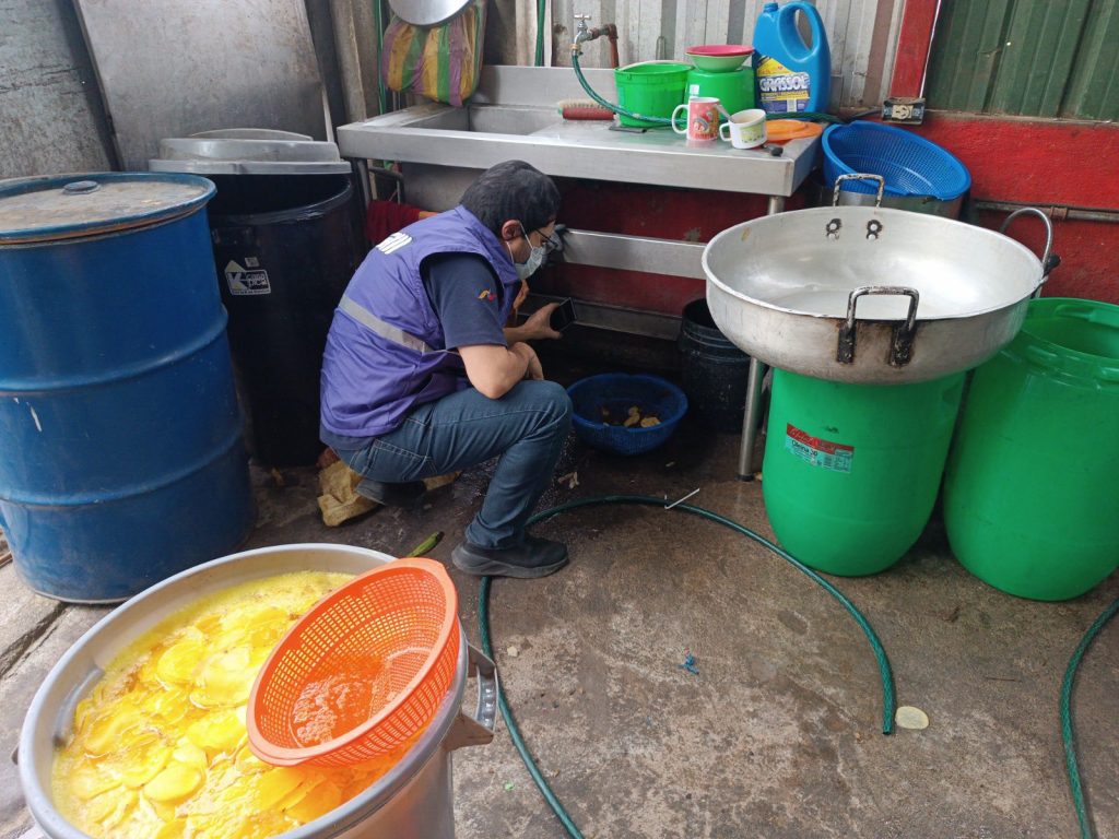 Personal de Arcsa durante la inspección en la fábrica de papas y chifles que operaba en Cuenca en circunstancias insalubres. /Cortesía