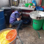 Personal de Arcsa durante la inspección en la fábrica de papas y chifles que operaba en Cuenca en circunstancias insalubres. /Cortesía