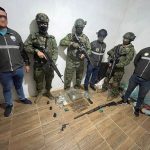 Agentes militares y policiales durante el allanamiento de la vivienda en Camilo Ponce Enríquez.