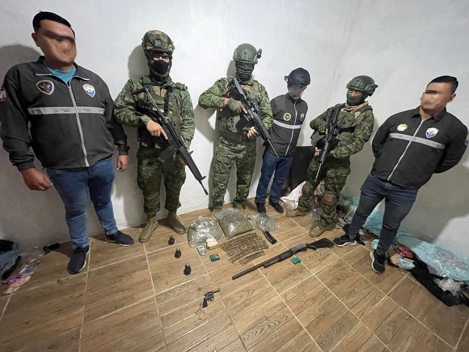 Agentes militares y policiales durante el allanamiento de la vivienda en Camilo Ponce Enríquez.