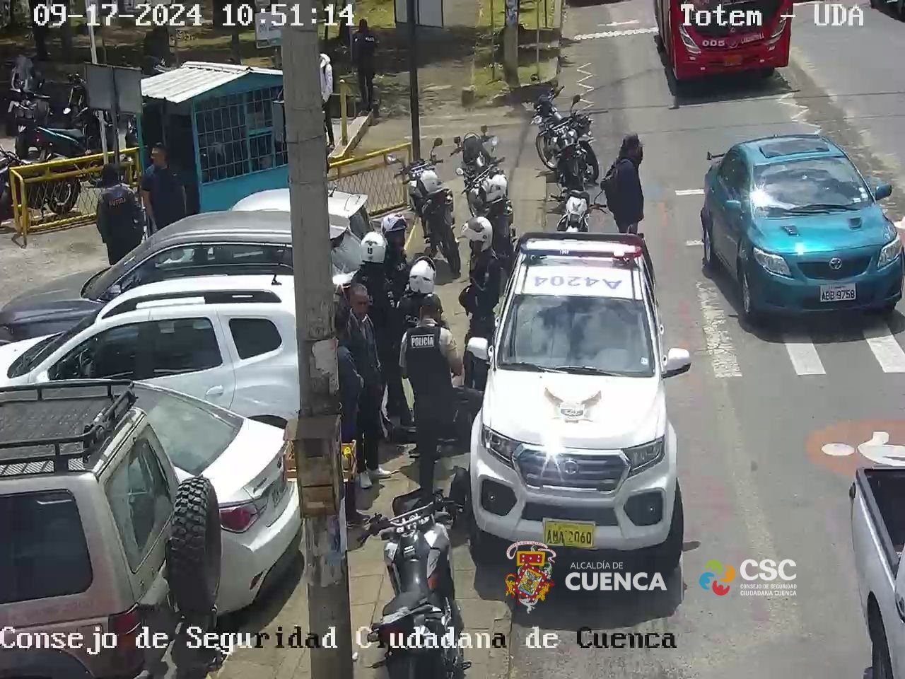 Captura de las imágenes de la retención del presunto delincuente que recopilaron las cámaras de seguridad del CSC.