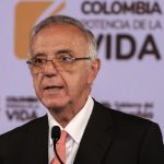 El ministro de Defensa de Colombia, Iván Velásquez, reclamó este miércoles a la guerrilla del Ejército de Liberación Nacional (ELN) por la falta de coherencia entre sus acciones y su supuesta voluntad de paz