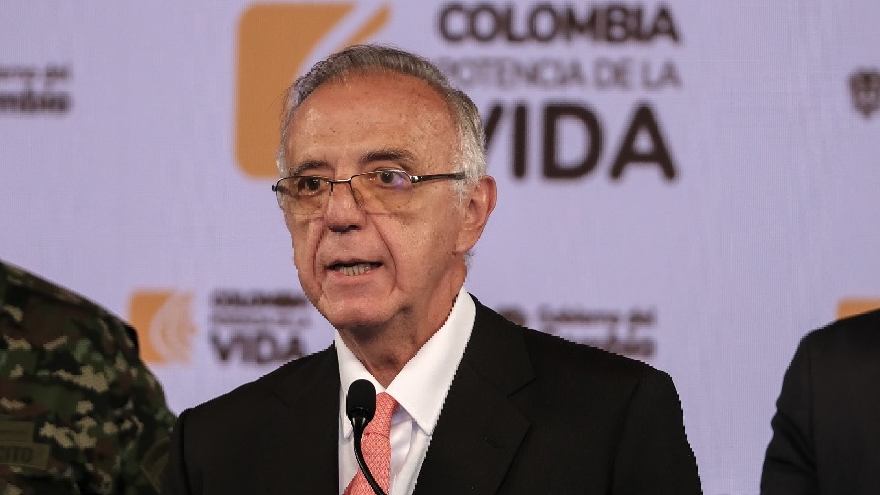 El ministro de Defensa de Colombia, Iván Velásquez, reclamó este miércoles a la guerrilla del Ejército de Liberación Nacional (ELN) por la falta de coherencia entre sus acciones y su supuesta voluntad de paz