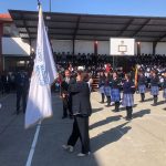 La Licenciada Dory Merchán, entrega a la estudiante Karla Pillacela, el pabellón de la Unidad Educativa “Miguel Merchán Ochoa”.