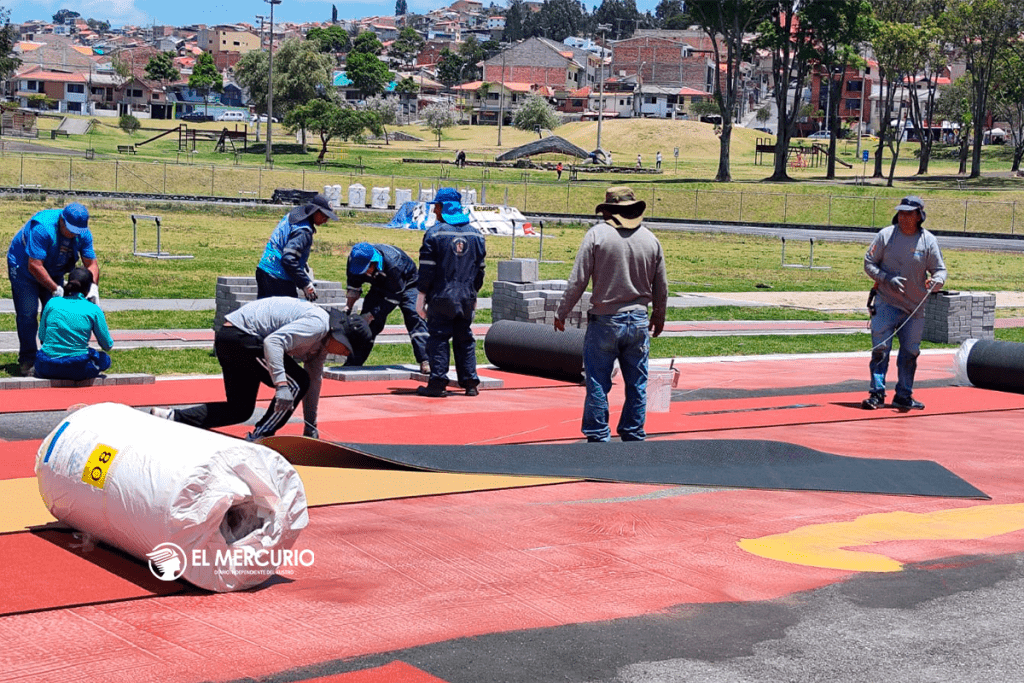 Emepezó la colocación del material sintético en la pista atlética Jefferson Pérez de Miraflores. Foto BS