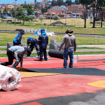 Emepezó la colocación del material sintético en la pista atlética Jefferson Pérez de Miraflores. Foto BS