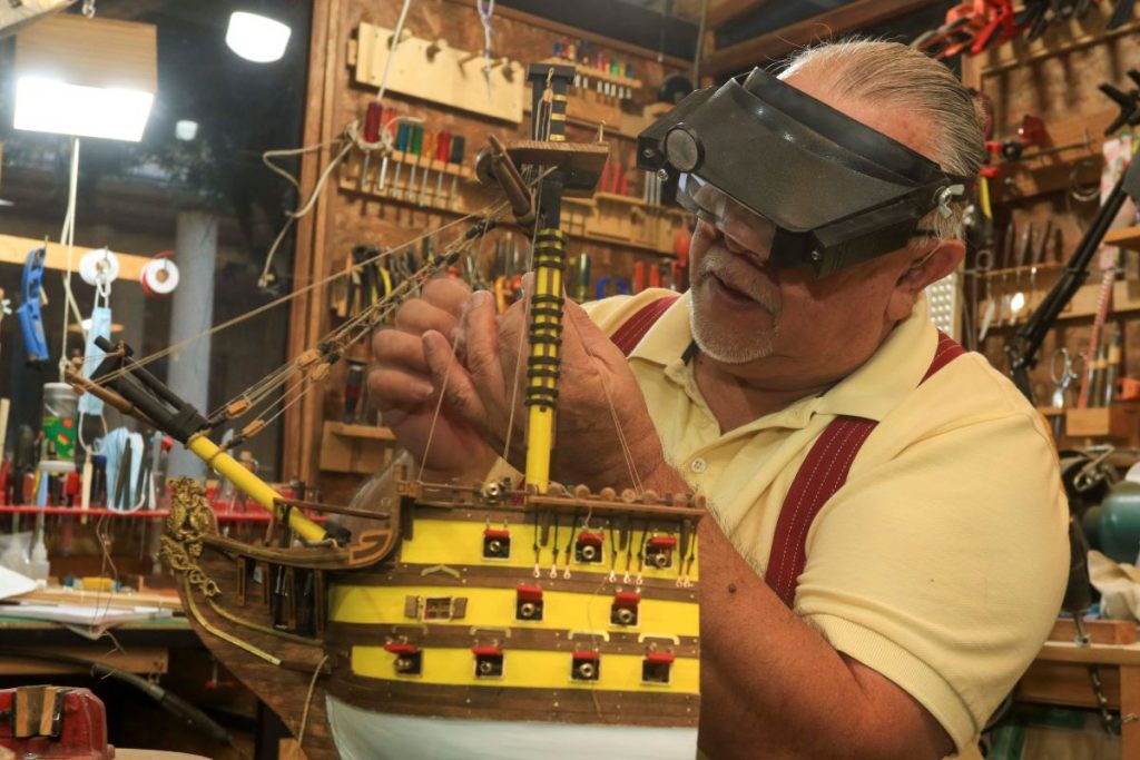 Ricardo Echeverría trabaja en su taller en la réplica del “HMS Victory”, el legendario buque de la Marina Real Británica.
