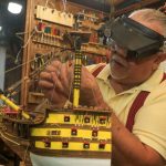 Ricardo Echeverría trabaja en su taller en la réplica del “HMS Victory”, el legendario buque de la Marina Real Británica.