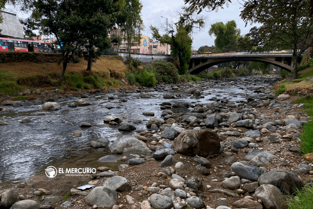 El río Tomebamba aumenta su caudal, pero sigue en estado de estiaje. Foto XCA