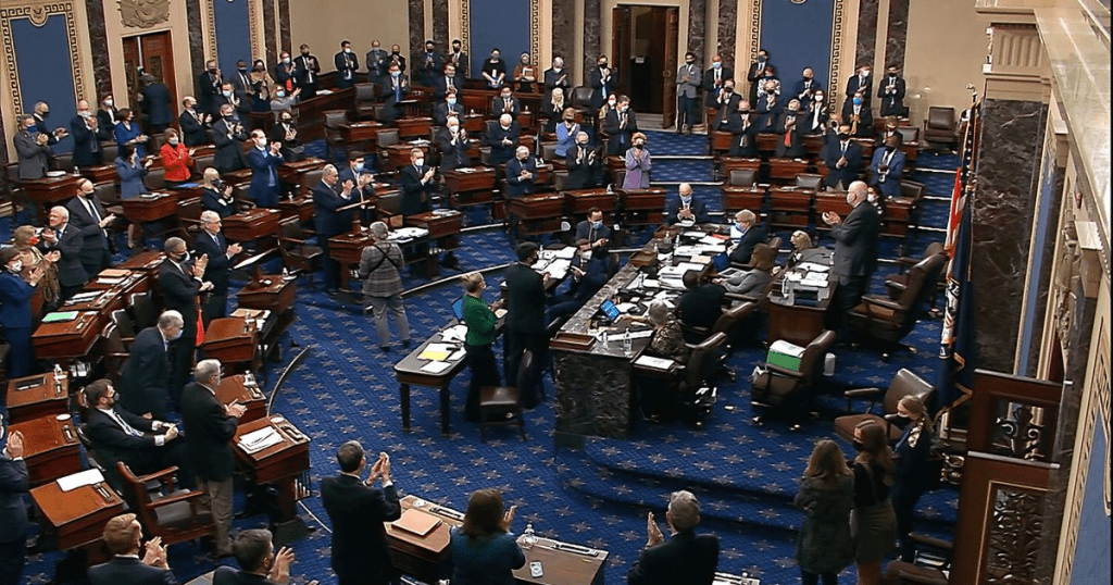 Los republicanos frenaron en un tribunal un auxilio migratorio del Gobierno Biden para medio millón de cónyuges del mismo número de ciudadanos estadounidenses, unos potenciales votantes