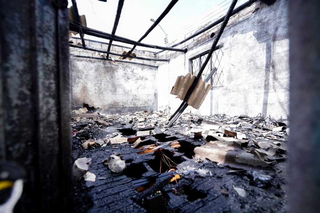 Un incendio estructural destruyó dos habitaciones de una vivienda en Brabón Chico. Foto Bomberos Cuenca