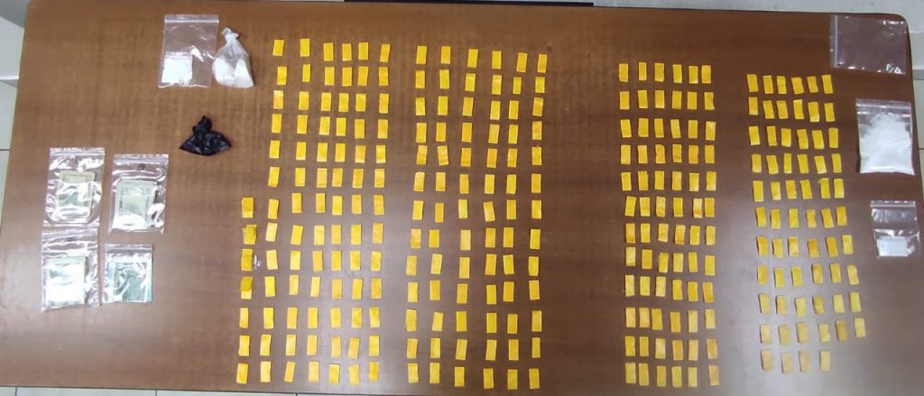 La Policía Nacional realizó operativos en Camilo Ponce Enríquez y detuvo a tres mujeres por tráfico de drogas e incautó armas y explosivos.