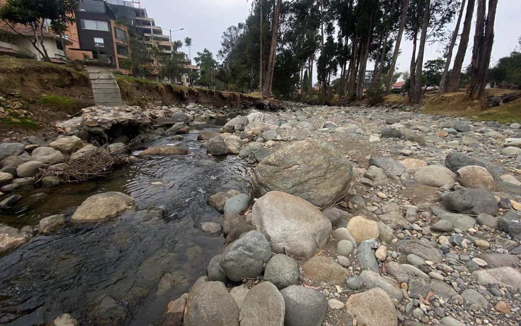 Las semanas recientes esta ha sido la imagen constante en la cuenca del río Tomebamba por la sequía hidrológica.
