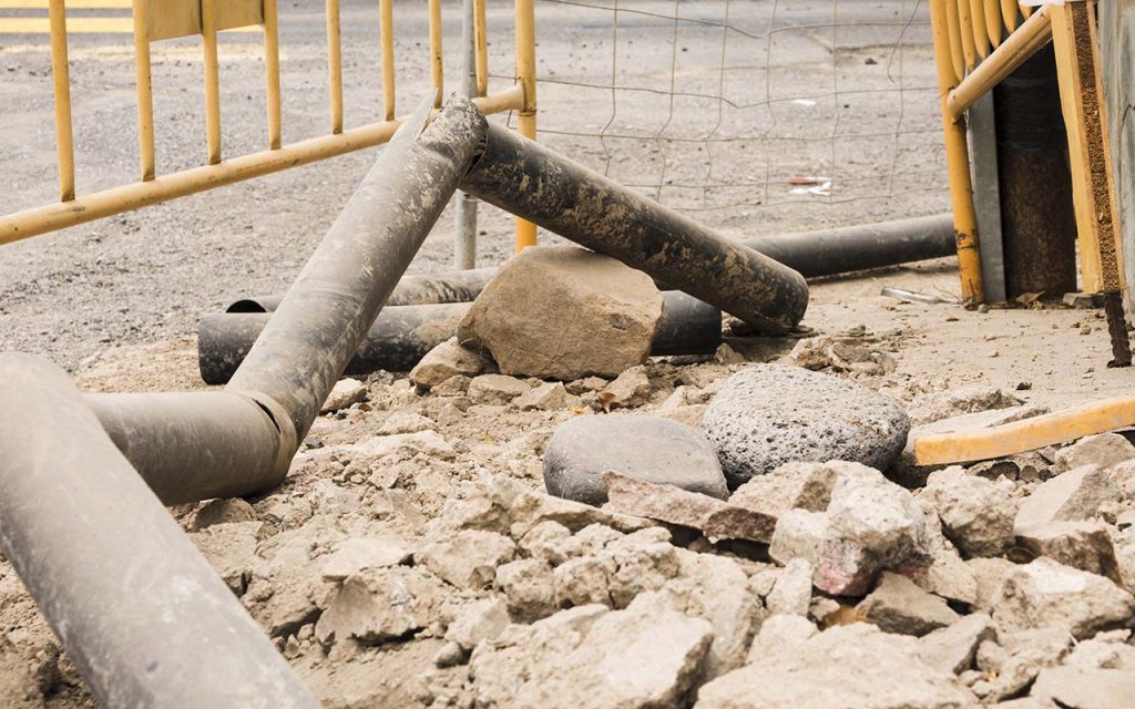La rotura de una tubería provoca la suspensión del servicio de agua potable en sectores de Cuenca.